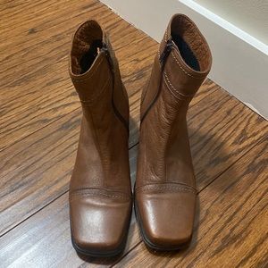 La Canadienne Square toe brown leather heeled boots
